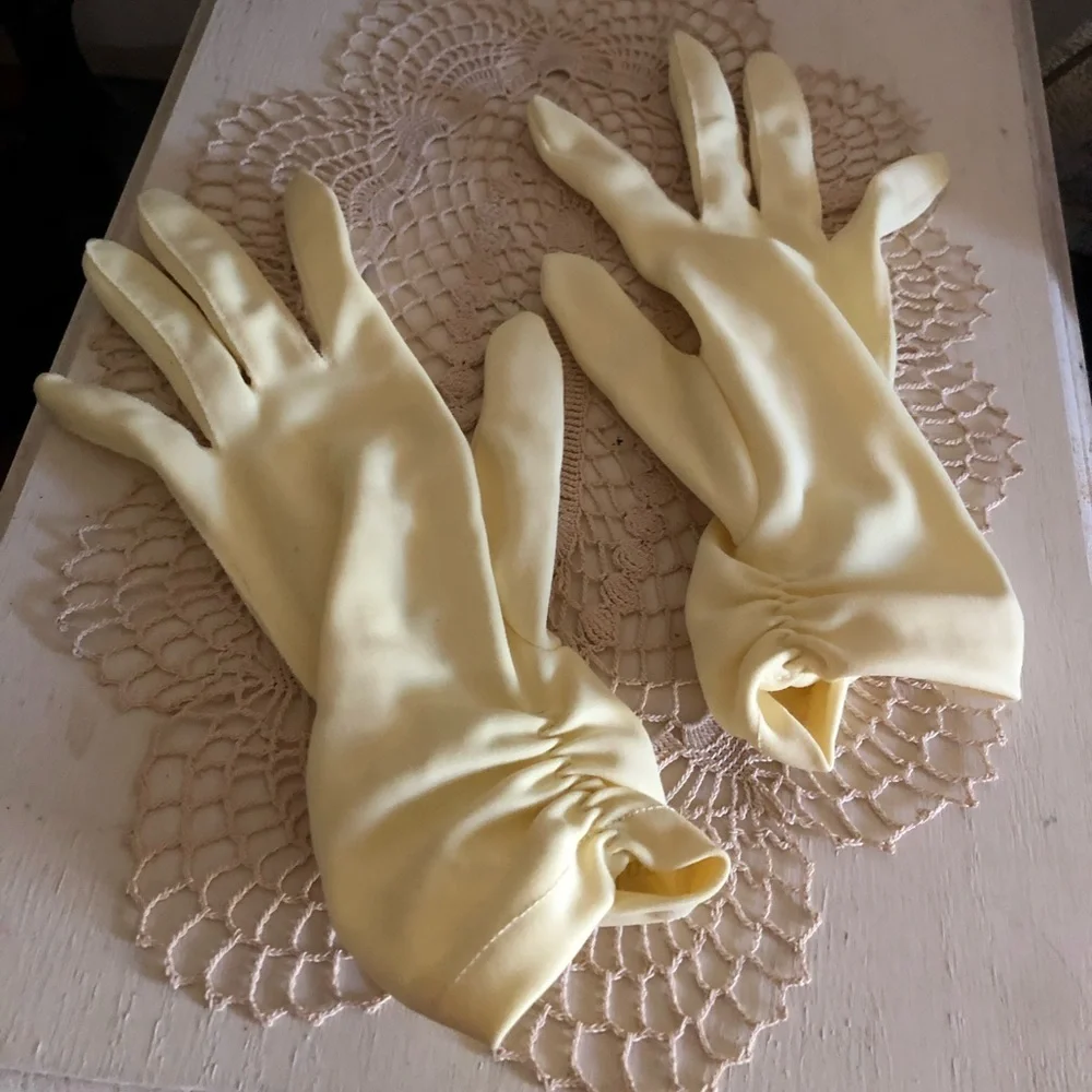 Vintage Yellow Wrist Gloves